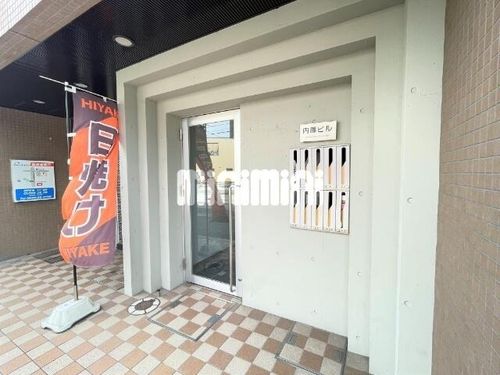 内藤ビルの玄関