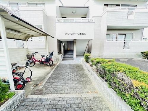 グリーンパーク藤塚A棟の玄関