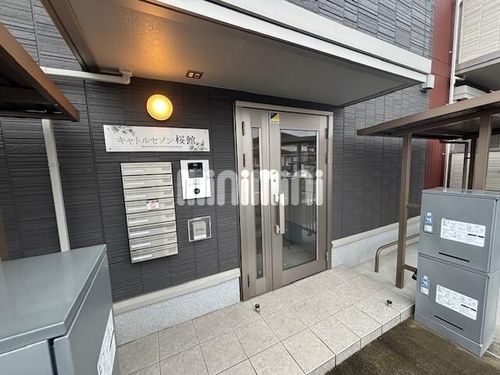 キャトルセゾン桜館の玄関