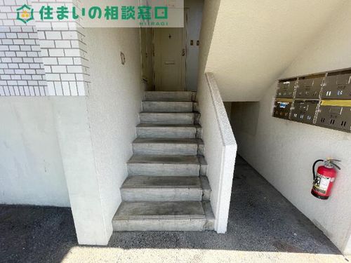 愛知県岡崎市上地3丁目(マンション)の賃貸物件の玄関