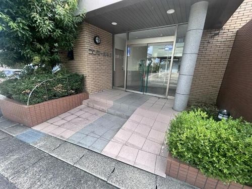 コンセール鳴丘102の玄関