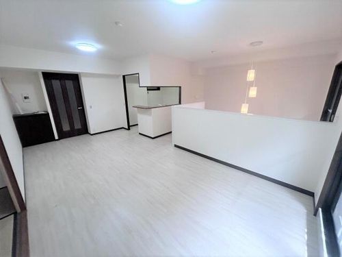 コンセール鳴丘102の居間