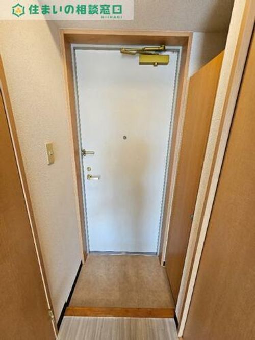 愛知県岡崎市真伝町字荒戸(マンション)の賃貸物件の玄関