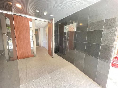 ウイステリア名城の玄関