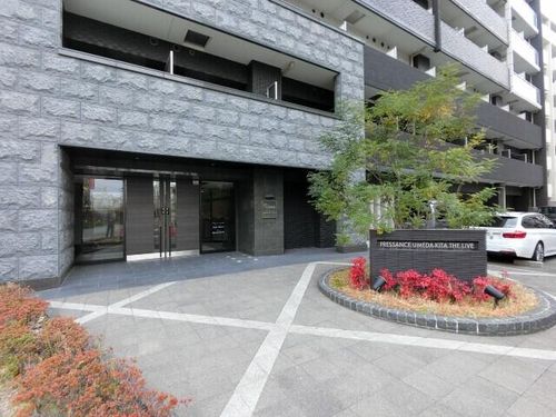 プレサンス梅田北ザ・ライブの玄関