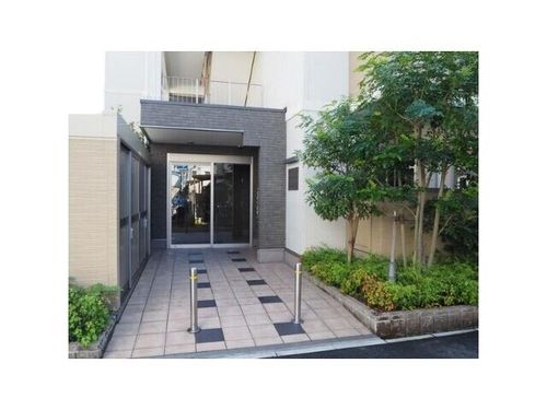 パールコート今里の玄関