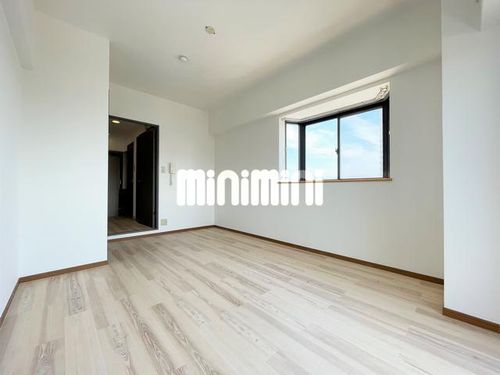 ミレニアム熱田の居間