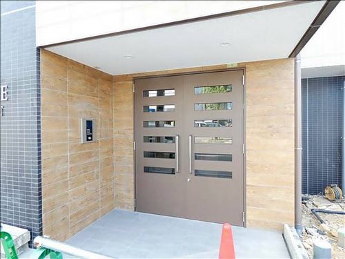 プリミエール春日井市役所前の玄関