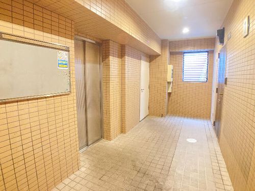 ホーメストつるまいの玄関