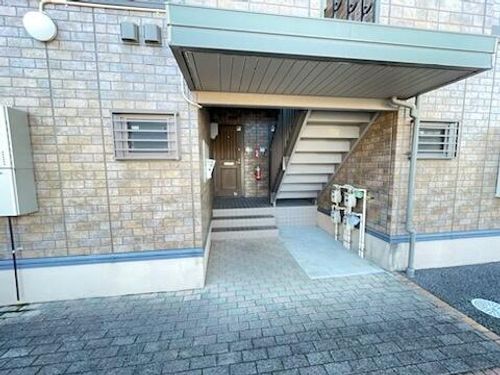 ウィルモア栄和C棟の玄関