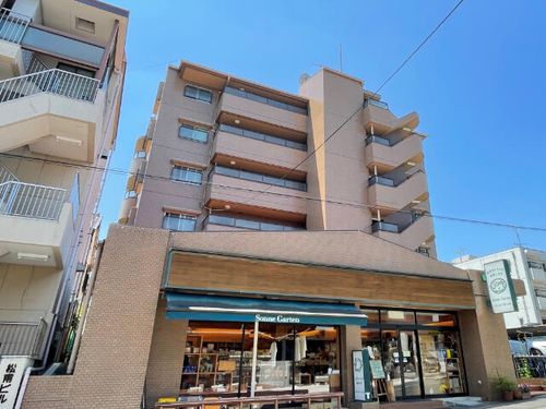 ファミール一社の外観