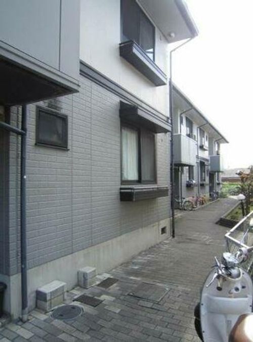 シャルマン横小路の玄関