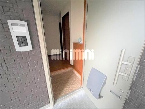 ブランドール余野の玄関