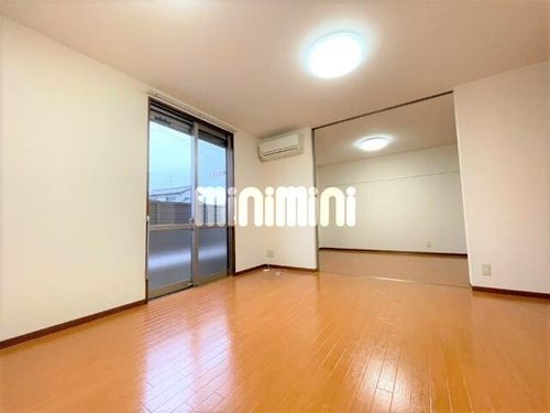 ブランドール余野の居間