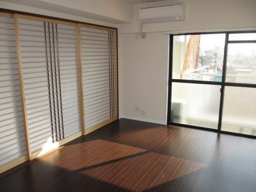 コートアクシス新栄の居間