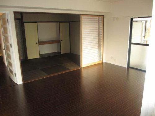 コートアクシス新栄の居間