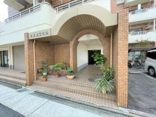 中京第3ビルの玄関