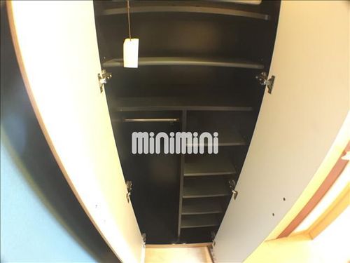 プレサンス鶴舞駅前ブリリアントの玄関
