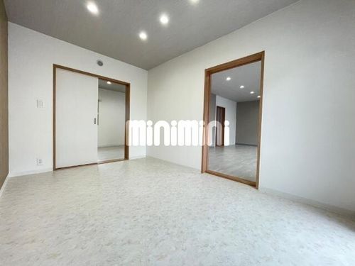 シャトルハイツB棟103の玄関