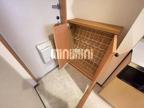 ルミエール吹上105の玄関