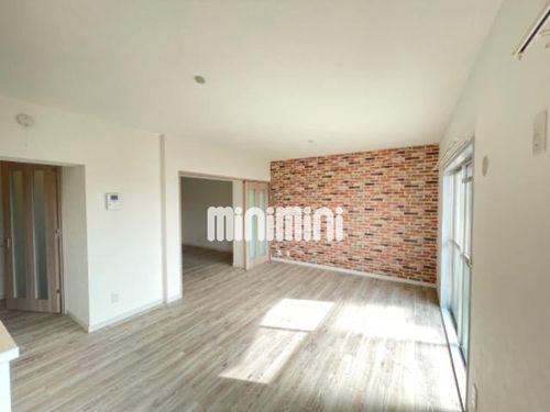 シャトー清城の居間