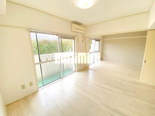 パークヒルズ雁宿の居間