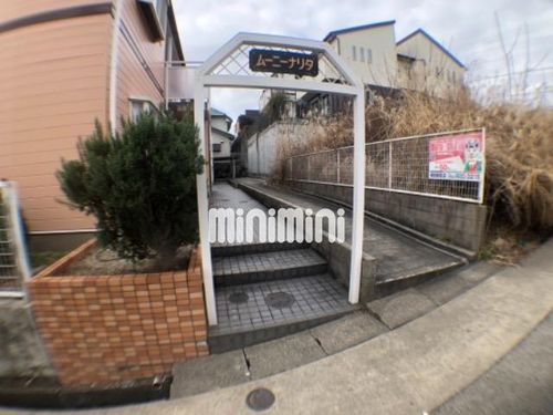 ムーニーナリタの玄関