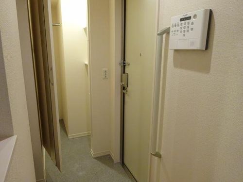 Novel Court IMAISE  B棟の玄関