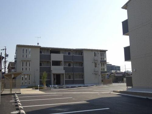 Novel Court IMAISE  B棟の玄関