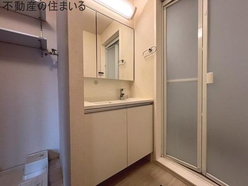 セザール川沿の内装