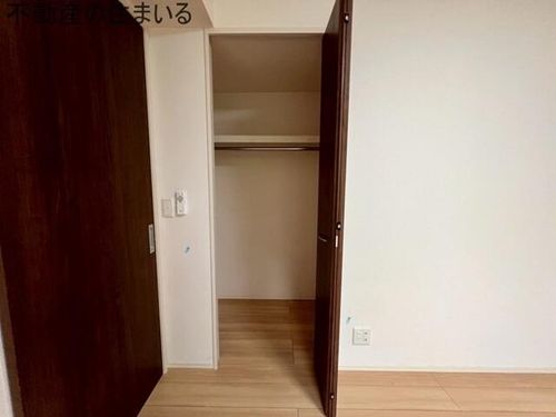 セザール川沿の内装