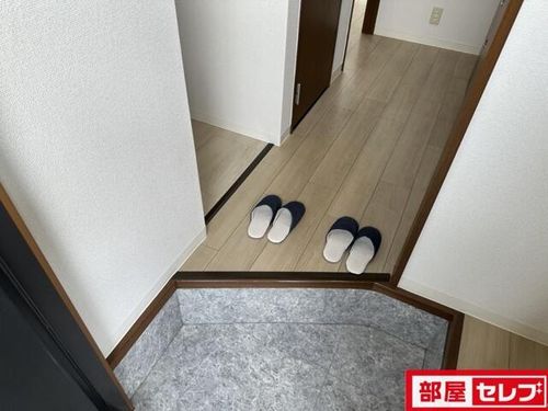 フォーブル平和が丘202の玄関