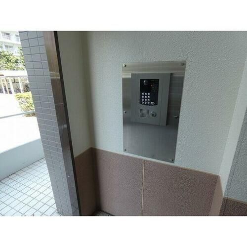 コロナード美しが丘D棟1002の玄関