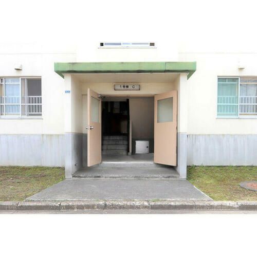 ビレッジハウス川沿3号棟の玄関