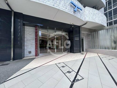 セレニテ新大阪カルムの玄関