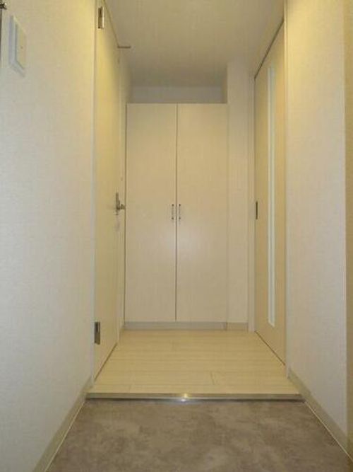 リデーレ西18丁目の玄関