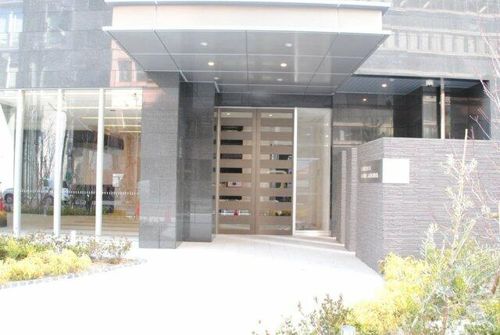 プレサンスタワー北浜の玄関