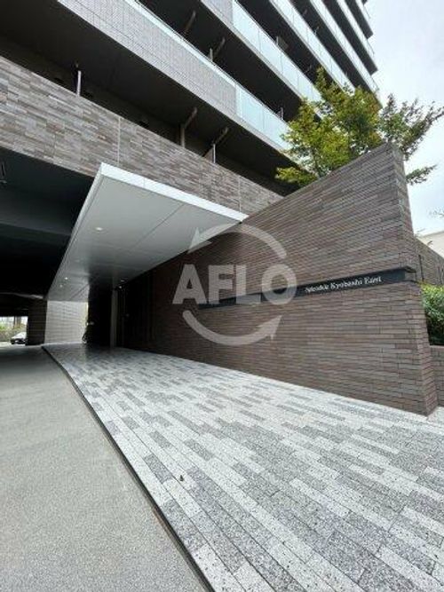 スプランディッド京橋EASTの玄関