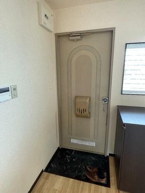 グリーンメドウⅠ201の玄関