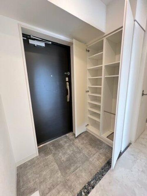 ふぁみーゆ新金岡1003の玄関