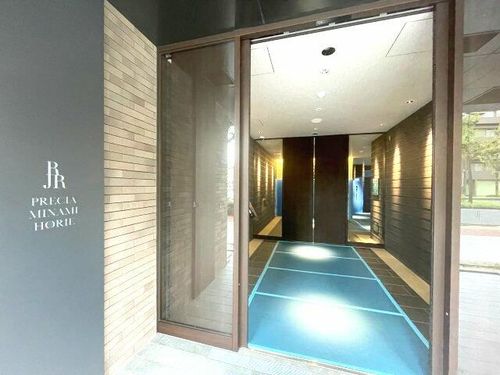RJRプレシア南堀江の玄関