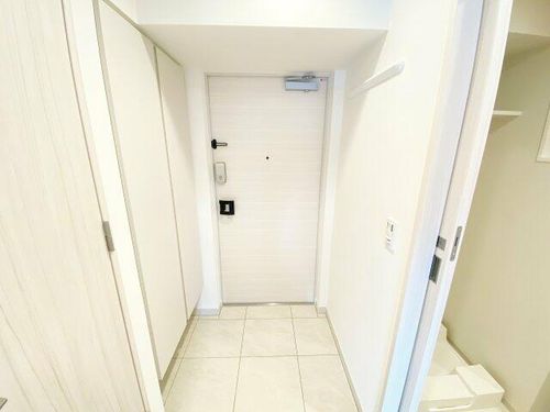 コンフォリア・リヴ北浜淡路町の玄関