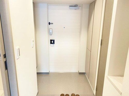 コンフォリア・リヴ北浜淡路町の玄関