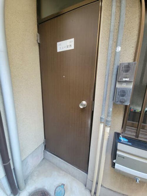 ニュー宮西202の玄関