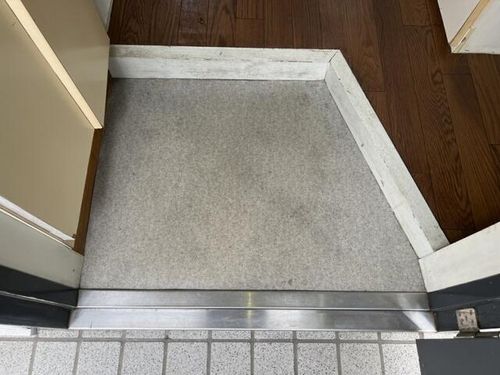 グリーンヒルズ神和103の玄関
