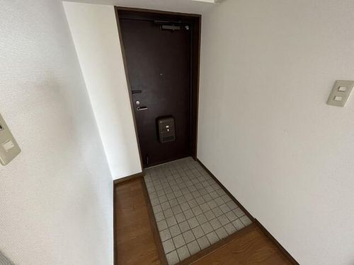 ツインピアA棟404の玄関