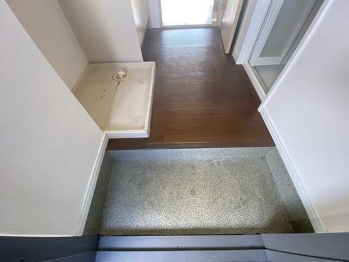 ドリーム三条206の玄関