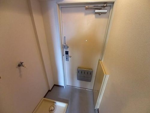 ハイム北八代202の玄関