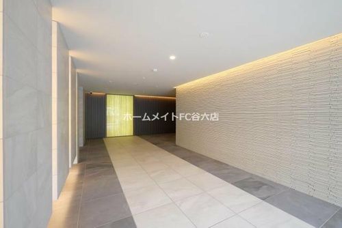 カーサレグラス城東セントラルの玄関