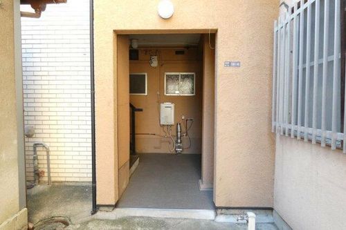 ニュー春日マンションの玄関